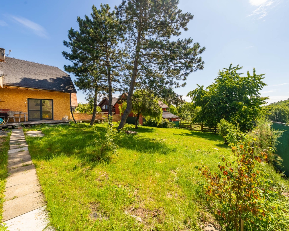 Stavební pozemek s rodinným domem blízko lesa ve Fryštáku u Zlína